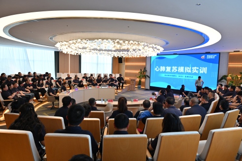 入夏在即，，，，，，，安全先行｜威廉体育股份发展AED与心肺复苏急救培训